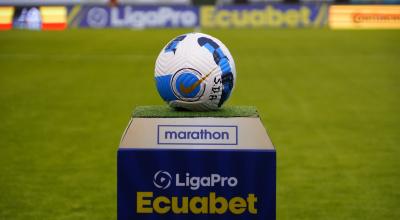 El balón de la LigaPro, durante el partido de Aucas ante Orense, el 2 de marzo de 2024.