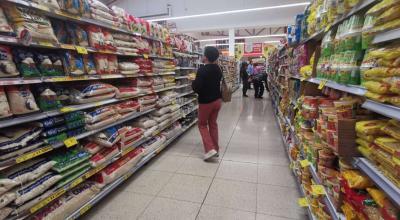 Una mujer realiza compras en un supermercado de Quito, en 2023.