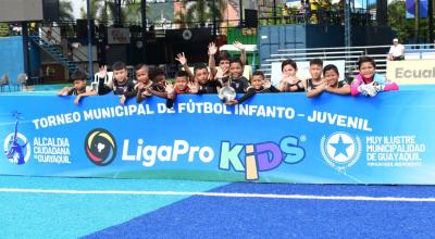 Imagen referencial de varios de los jugadores en el arranque del torneo para niños en Guayaquil, de la LigaPro y la Alcaldía de Guayaquil, el 3 de marzo de 2024.