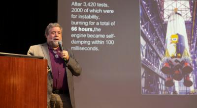 El historiador y colaborador de la NASA, Rod Pyle, en una conferencia en el evento sobre el futuro del espacio, en la Universidad San Francisco de Quito, 29 de febrero de 2024.