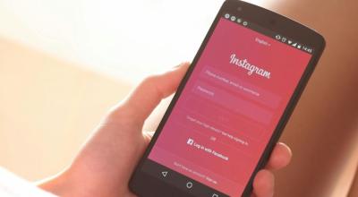 Imagen referencial. Una persona sostiene un celular con la aplicación de Instagram.