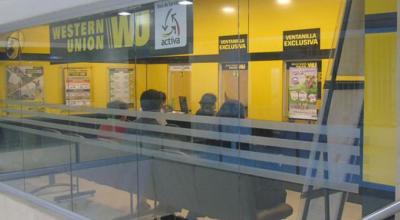 Remesadora de dinero, Western Union, en el centro comercial Quicentro Sur. 