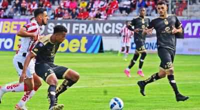 Jugadores de Técnico Universitario y Cumbayá disputan un balón en la Fecha 1 de la LigaPro, el 3 de marzo de 2024.