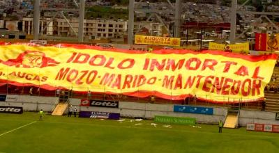 La bandera gigante del Aucas en el estadio Gonzalo Pozo Ripalda.