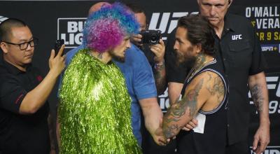 Sean O'Malley y Chito Vera se ven las caras luego de la rueda de prensa del 7 de agosto.