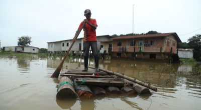 José Chichande, habitante del sector El Palmar, en la vía Babahoyo-Montalvo, ingresa y sale de su casa en una plataforma improvisada tras un mes de inundaciones en el sector.