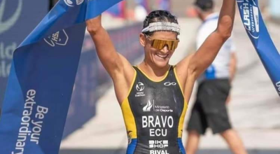 Elizabeth Bravo levanta sus brazos en la meta del Panamericano de Triatlón, en Miami.