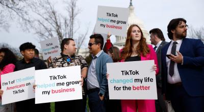 Varias personas en Washington participan de un plantón a favor de TikTok, afuera de la Cámara de Representantes de EE.UU., el 13 de marzo de 2024.