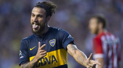 El delantero de Boca Juniors, Daniel Osvaldo, celebra tras anotar el segundo gol del equipo contra Estudiantes el 29 de marzo de 2015.