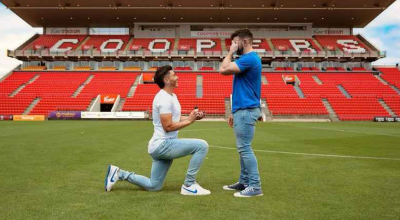 El futbolista Josh Cavallo le pide matrimonio a su novio, el 13 de marzo de 2024.