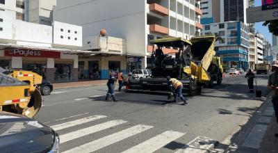 Cuadrillas del Municipio realizan el cambio de asfalto en la avenida Malecón.