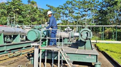 Un operador en las instalaciones de Petroecuador, en enero de 2024.