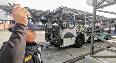 La Terminal 25 de Julio de la Metrovía, en el sur de Guayaquil, se queda sin usuarios. Allí permanecen estacionados 10 buses averiados, dos quemados. 