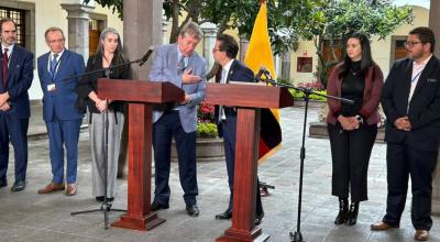 Roberto Rock, miembro de la SIP, saluda con Roberto Izurieta, secretario de Comunicación tras una reunión con el presidente Daniel Noboa. Quito, 19 de marzo de 2024