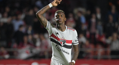 Robert Arboleda festeja un gol con São Paulo en el estadio Morumbí, el 31 de agosto de 2023.