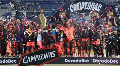 Las jugadoras de Barcelona festejan el título de la Superliga, el 10 de septiembre del 2023, tras ganarle en la final a Dragonas IDV.