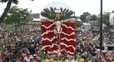 Miles de fieles católicos en la procesión del Cristo del Consuelo, el 7 de abril de 2023.