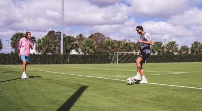 Leonardo Campana y Stefano Tsitsipas con un balón en el predio del Inter Miami, 26 de marzo de 2024.