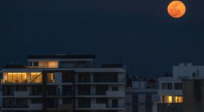 Imagen referencial de la última luna de 'gusano', vista desde Grecia, el 25 de marzo de 2024.