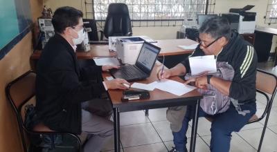 Imagen referencial de un funcionario del SRI ofreciendo asesoría tributaria en el cantón Mejía, provincia de Pichincha, marzo de 2024. 