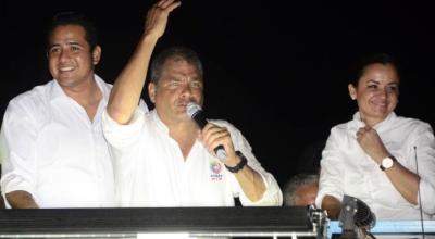 El exlegislador correísta, Ronny Aleaga (izquierda), junto al líder del correísmo Rafael Correa, y la actual prefecta del Guayas, Marcela Aguiñaga, en una campaña electoral en 2020.