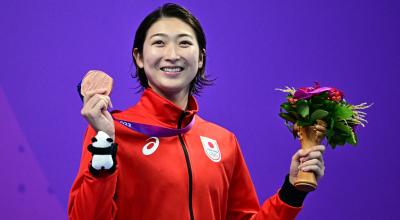 La japonesa Rikako Ikee, medallista de bronce, celebra en el podio durante los Juegos Asiáticos Hangzhou 2022.