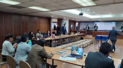 Los procesados y sus abogados en la sala de la Corte Nacional de Justicia, en Quito, en donde Mayra Salazar rendirá testimonio anticipado el 28 de marzo de 2024.