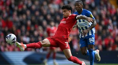 Luis Díaz y Pervis Estupiñán, en el partido entre Liverpool y Brighton, el 31 de marzo de 2024.