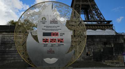 Un reloj indica los 100 días antes del inicio de la ceremonia de apertura de los Juegos Olímpicos de París.