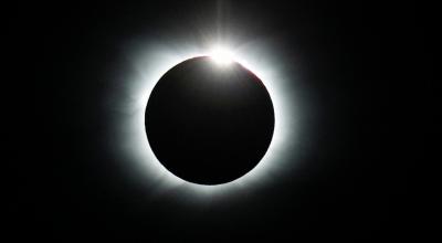 Imagen de un eclipse solar total visto desde la Antártida, en 2021.