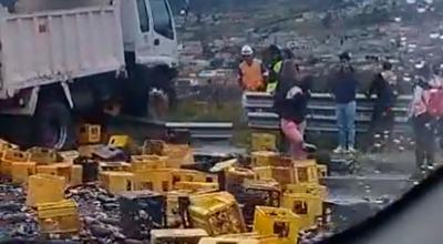 Imágenes en redes sociales muestran el impacto del camión con cervezas siniestrado en Quito, este 2 de abril.