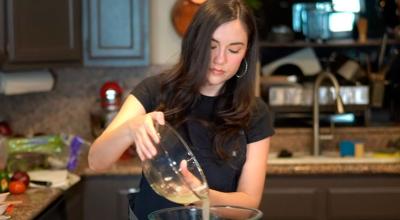 Sasha Grey prepara la receta de ceviche Jipijapa en su canal de YouTube.
