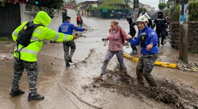 Miembros de la Policía ayudan a los vecinos de la Gasca, tras el aluvión. Quito, 2 de abril de 2024
