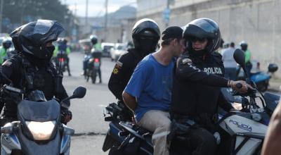 La Policía detiene a un hombre en Pascuales (norte), en el distrito que pasó a registrar este año el mayor número de incidencias por extorsiones en Guayaquil. 