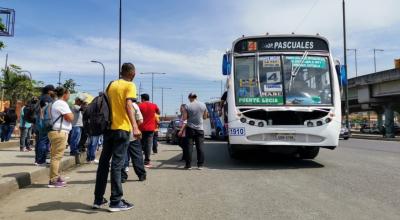 Pasajeros esperan por un bus urbano en la vía Perimetral, en el noroeste de Guayaquil. ATM propone incrementar el pasaje de los buses y de la Metrovía en USD 0,15.