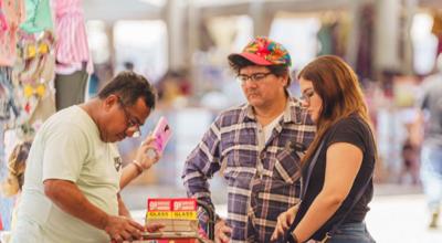 Un comerciante en una feria informal en Guayaquil, el 17 de marzo de 2024.