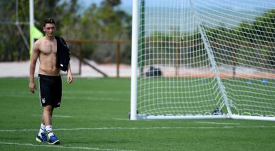 El mediocampista alemán Mesut Özil sale del campo después de una sesión de entrenamiento del equipo nacional de fútbol de Alemania en Santo Andre el 9 de junio de 2014.