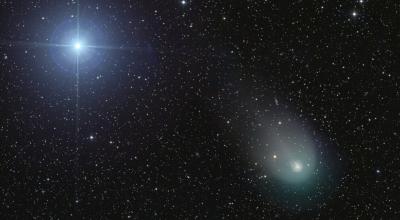 La estrella Vega y el cometa 12P/Pons-Brooks, llamado Diablo.