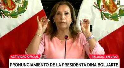 La presidenta de Perú, Dina Boluarte, muestra sus joyas en un mensaje al país el 5 de abril de 2024.
