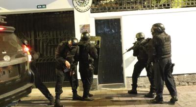 Elementos del Cuerpo de Seguridad de Ecuador se aprestan a entrar en la embajada de México, el 5 de abril de 2024.