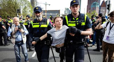Greta Thunberg fue detenida por la policía, tras tratar de tomarse una carretera, este 6 de abril de 2024. 