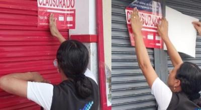 Personal de Arcsa clausura supermercados en Ibarra.