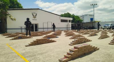 Las autoridades se incautaron de dos toneladas de droga en el sector Las Piñas, en Manta, el 8 de abril de 2024.