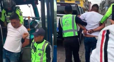 Dos agentes de tránsito detienen a un chofer ebrio en Quito, el 7 de abril de 2024.