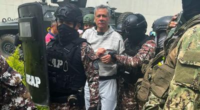 El exvicepresidente, Jorge Glas, cuando fue trasladado hacia la cárcel La Roca en Guayaquil, el 6 de abril de 2024.