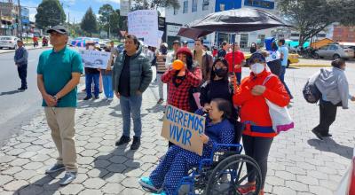 Varios pacientes renales junto a sus familiares durante una protesta pacífica en Quito, el 8 de abril de 2024.