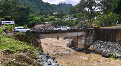 Un puente provisional en el km 82 de la vía Alóag-Santo Domingo el 8 de abril de 2024.