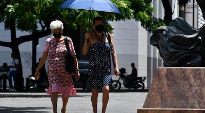 Dos mujeres se protegen con una sombrilla del sol en Guayaquil en marzo de 2024.