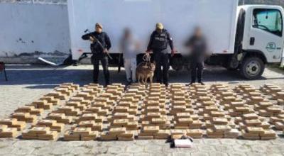 Bloques de droga encontrados en un furgón en la ruta Julio Andrade (Carchi)-Quito, el 8 de abril de 2024.