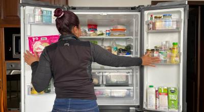 Imagen referencial de una persona abriendo una refrigeradora. 